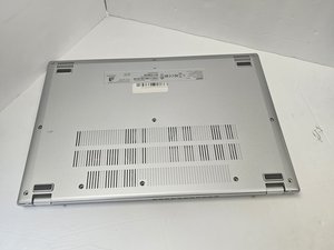 Langkah 2 — Buka Bagian Bawah Laptop