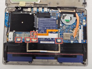 Langkah 2 — Mengakses Motherboard dan Kabel