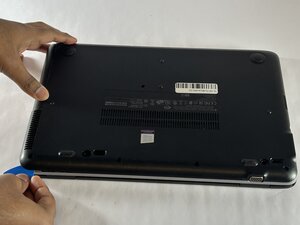 Langkah 1 — Matikan Laptop dan Buka Casing Bawah
