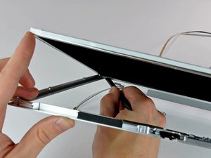 Langkah 8 — Mengangkat LCD dari Bezel