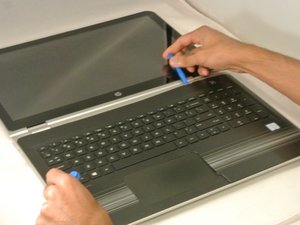 Langkah 2 — Buka Keyboard Cover dan Akses Area Hard Drive
