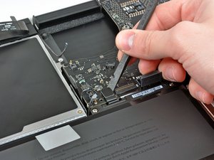 Langkah 7 — Mengangkat Konektor Trackpad