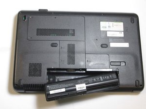 Langkah 1 — Matikan Laptop dan Buka Baterai