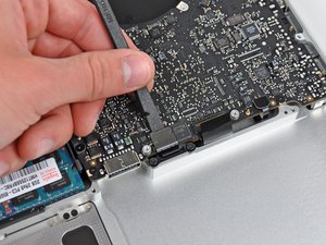 Langkah 9 — Melepaskan Kabel Trackpad