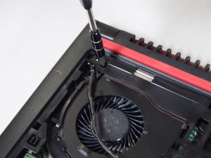 Langkah 5 — Lepaskan Sekrup di Bagian Atas Laptop