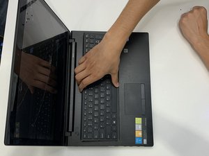 Langkah 2 — Lepaskan Keyboard dari Laptop