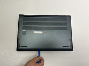 Langkah 2 — Membuka Casing Laptop
