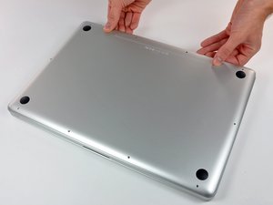 Langkah 2 — Melepas Bagian Bawah Laptop