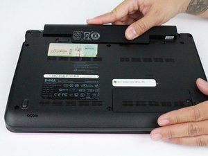 Langkah 2 — Buka Panel Palm Rest
