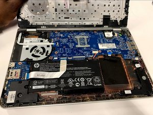 Langkah 1 — Lepaskan Keyboard dan Akses Motherboard