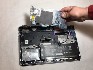 Langkah 4 — Mengangkat Motherboard