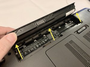 Langkah 1 — Matikan Laptop dan Hapus Baterai