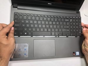 Langkah 2 — Mengangkat Keyboard dengan Hati-Hati
