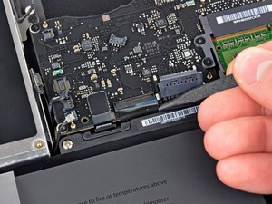 Langkah 8 — Mengangkat Kabel Keyboard