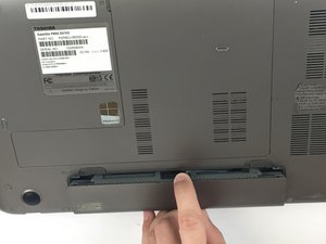 Langkah 2 — Mengakses RAM dan Panel Laptop