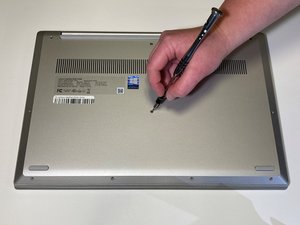 Langkah 1 — Matikan Laptop dan Buka Panel Belakang