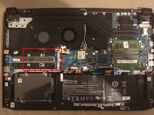 Langkah 3 — Mengeluarkan M.2 Drives