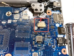 Langkah 5 — Lepaskan Kabel di Sisi Kanan Motherboard