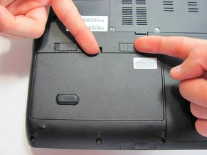 Langkah 3 — Buka Panel Belakang untuk Akses Modem