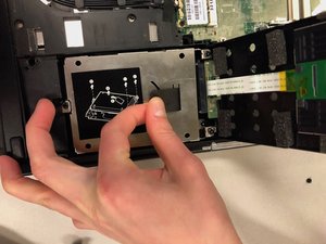 Langkah 5 — Mengeluarkan Caddy dan Hard Drive