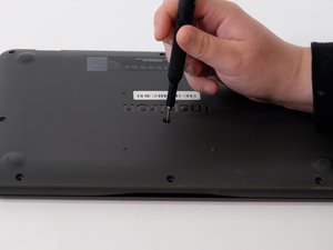 Langkah 2 — Buka Bagian Bawah Laptop