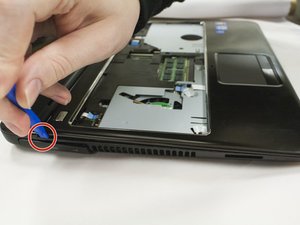 Langkah 7 — Membuka Casing Laptop