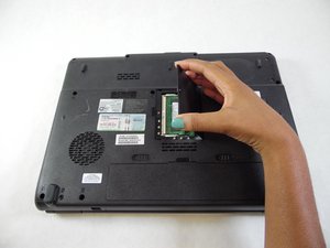 Langkah 2 — Buka Tutup RAM dengan Obeng