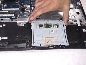 Langkah 7 — Mengangkat Trackpad dan Memasang yang Baru