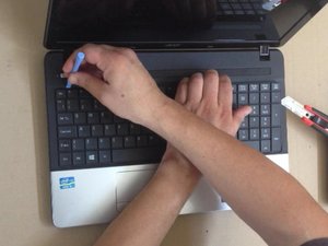 Langkah 2 — Lepaskan Kunci Keyboard dengan Spudger Plastik