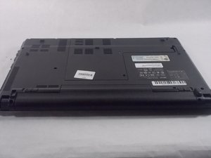 Langkah 1 — Matikan Laptop dan Buka Tutup Bawah