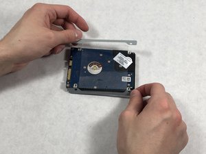 Langkah 5 — Ganti Bracket Hard Drive