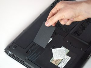 Langkah 1 — Buka Panel Bawah Laptop