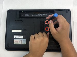 Langkah 5 — Lepaskan Sekrup Penutup Kartu Memori
