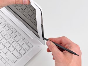 Langkah 1 — Lepaskan Strip Karet di Bawah Bezel Layar