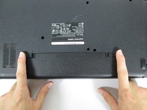 Langkah 1 — Mengakses Panel Bawah Laptop