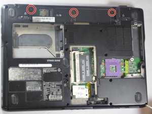 Langkah 4 — Buka Laptop dan Lepaskan Penutup Tombol Power