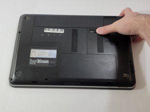 Langkah 2 — Buka Tutup Bagian Bawah Laptop