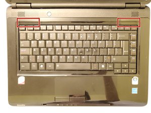 Langkah 7 — Melepas Sekrup Keyboard