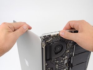 Langkah 7 — Mengangkat Bagian Bawah Laptop