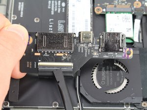 Langkah 3 — Mengganti Daughterboard Kiri
