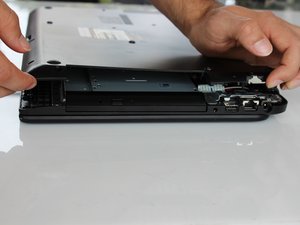 Langkah 3 — Membuka Casing Laptop