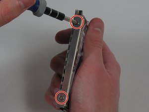 Langkah 4 — Mengangkat Hard Drive dari Laptop