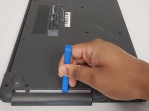 Langkah 2 — Mengangkat dan Mengganti Modul RAM Lama