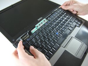 Langkah 4 — Lepas Keyboard dari Casing