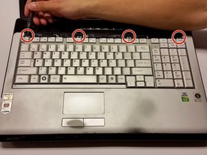 Langkah 3 — Lepaskan Sekrup di Bagian Atas Keyboard