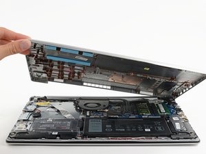 Langkah 4 — Angkat tutup belakang dan buka kompartemen SSD