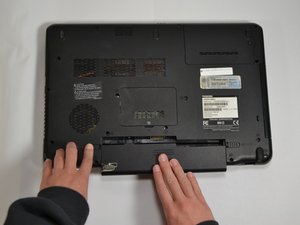 Langkah 3 — Angkat baterai dan siapkan hard drive baru