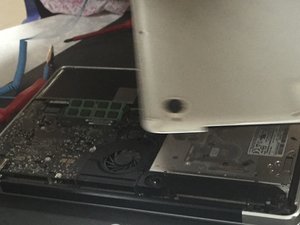 Langkah 7 — Membuka Casing Laptop