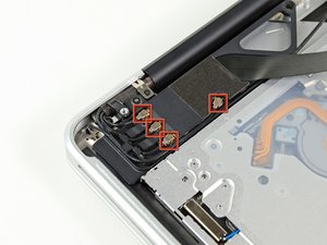 Langkah 3 — Melepaskan Kabel Antena dan Kamera