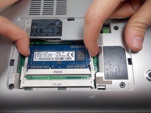 Langkah 2 — Lepaskan RAM dan Komponen Terkait